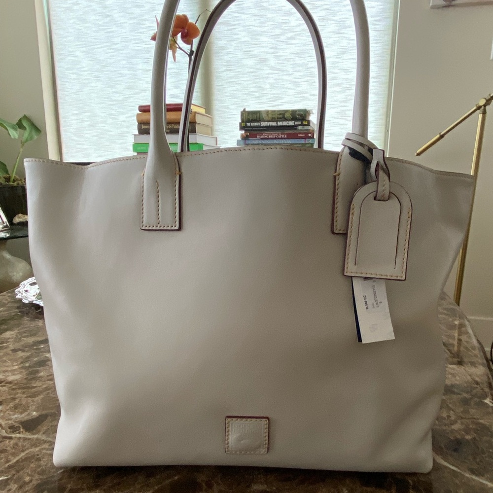NWT Fabulous Dooney & Bourke Medium Russel